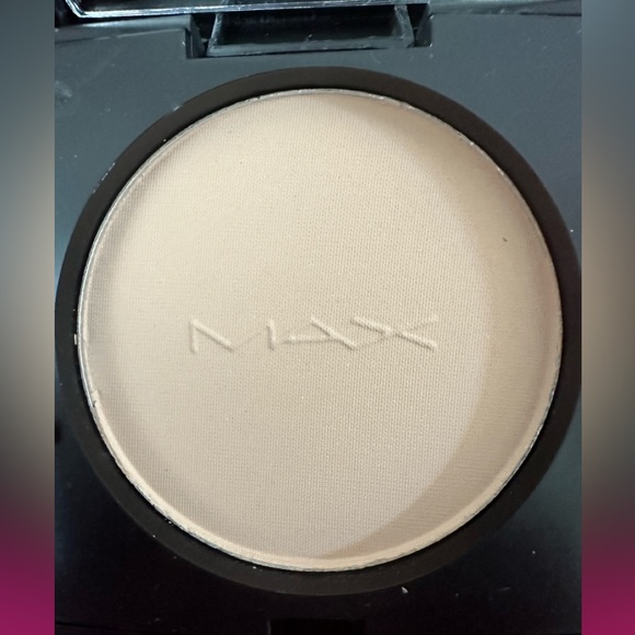 THE MAXIMUM MAX - Natural Beige Press Powder Compact with mirror! Net wt… - Picture 5 of 5